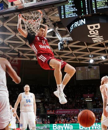 Basketball, BBL, FC Bayern München - SYNTAINICS MBC 13.04.2022, BBL, FC Bayern Muenchen vs Mitteldeutscher , Audi Dome Muenchen , Basketball, im Bild: Vladimir Lucic (FCB Basketball) am Korb