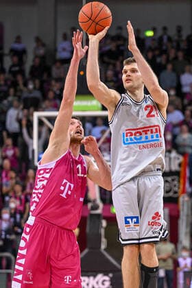 Basketball, BBL, Telekom Baskets Bonn - JobStairs Gießen 46ers easyCredit BBL, Telekom Baskets Bonn vs. JobStairs GIESSEN 46ers, 13.04.2022 Florian Koch (JobStairs GIESSEN 46ers, 21), Saulius Kulvietis (Telekom Baskets Bonn, 10), easyCredit BBL, Telekom Baskets Bonn vs. JobStairs GIESSEN 46ers am 13.04.2022 im Telekom Dome, Bonn (Nordrhein-Westfalen) Copyright: xBEAUTIFULxSPORTS Mueller-Laschetx