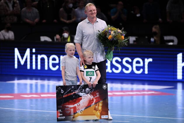 Sport Themen der Woche KW15 Sport Bilder des Tages 13.04.2022, xgox, Handball, Deutsche Handball Nationalmannschaft , Deutschland - Faeroerer Inseln emspor, v.l. DHB verabschiedet Patrick Wiencek Kiel *** 13 04 2022, xgox, handball, German national handball team , Germany Faeroerer islands emspor, v l DHB says goodbye Patrick Wiencek Kiel