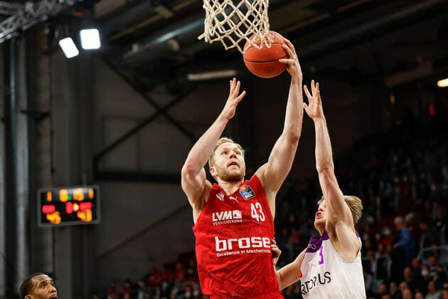links Christian Sengfelder (Brose Bamberg, 43) rechts 03 Harald Frey (BG Göttingen) Brose Bamberg - BG Göttingen Goettingen - easyCredit-BBL - Basketball Bundesliga Saison 2021 22 Spieltag 30, 13.04.2022 Bamberg, Brose Arena Foto: Daniel Löb Loeb Copyright: DanielxLöb