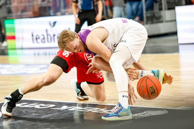 Sport Bilder des Tages rechts 03 Harald Frey (BG Göttingen) links Christian Sengfelder (Brose Bamberg, 43) Brose Bamberg - BG Göttingen Goettingen - easyCredit-BBL - Basketball Bundesliga Saison 2021 22 Spieltag 30, 13.04.2022 Bamberg, Brose Arena Foto: Daniel Löb Loeb Copyright: DanielxLöb