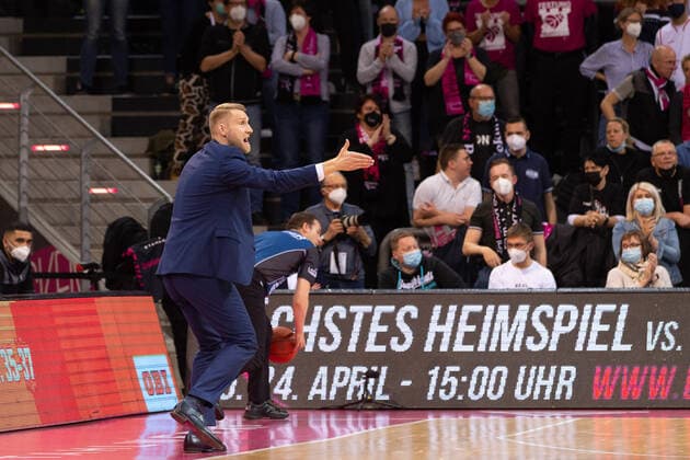Basketball, BBL, Telekom Baskets Bonn - JobStairs Gießen 46ers Tuomas Iisalo (Telekom Baskets Bonn, Head Coach), GER, Telekom Baskets Bonn gegen JobStairs Giessen 46ers, Basketball, 1.Bundesliga, EASYCREDIT BBL, 30. Spieltag, Spielzeit 2021 22, 13.04.2022, Location: Telekom Dome in Bonn GER, Telekom Baskets Bonn gegen JobStairs Giessen 46ers, Basketball, 1.Bundesliga, EASYCREDIT BBL, 30. Spieltag, Spielzeit 2021 22, 13.04.2022, Location: Telekom Dome in Bonn Foto: Gerhard Wingender Bonn Copyright: xEibner-Pressefotox xGerhardxWingenderx EP_GWR