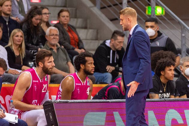 Basketball, BBL, Telekom Baskets Bonn - JobStairs Gießen 46ers Tuomas Iisalo (Telekom Baskets Bonn, Head Coach) GER, Telekom Baskets Bonn gegen JobStairs Giessen 46ers, Basketball, 1.Bundesliga, EASYCREDIT BBL, 30. Spieltag, Spielzeit 2021 22, 13.04.2022, Location: Telekom Dome in Bonn GER, Telekom Baskets Bonn gegen JobStairs Giessen 46ers, Basketball, 1.Bundesliga, EASYCREDIT BBL, 30. Spieltag, Spielzeit 2021 22, 13.04.2022, Location: Telekom Dome in Bonn Foto: Gerhard Wingender Bonn Copyright: xEibner-Pressefotox xGerhardxWingenderx EP_GWR
