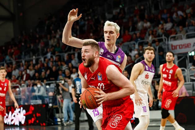 unten Martinas Geben (Brose Bamberg, 22) oben 15 Philipp Hartwich (BG Göttingen) Brose Bamberg - BG Göttingen Goettingen - easyCredit-BBL - Basketball Bundesliga Saison 2021 22 Spieltag 30, 13.04.2022 Bamberg, Brose Arena Foto: Daniel Löb Loeb Copyright: DanielxLöb
