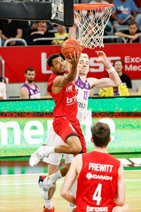 links Kenneth Ogbe (Brose Bamberg, 25) rechts 15 Philipp Hartwich (BG Göttingen) Brose Bamberg - BG Göttingen Goettingen - easyCredit-BBL - Basketball Bundesliga Saison 2021 22 Spieltag 30, 13.04.2022 Bamberg, Brose Arena Foto: Daniel Löb Loeb Copyright: DanielxLöb