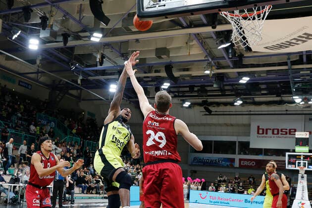 Basketball, BBL, medi Bayreuth - Chemnitz 99ers 30. Spieltag der easyCredit BBL Basketball Bundesliga in der Oberfrankenhalle in Bayreuth Saison 2021-2022 Medi Bayreuth gegen NINERS Chemnitz Terry Allen ( Medi Bayreuth) -15- links Mindaugas Susinskas (NINERS Chemnitz) -29- rechts