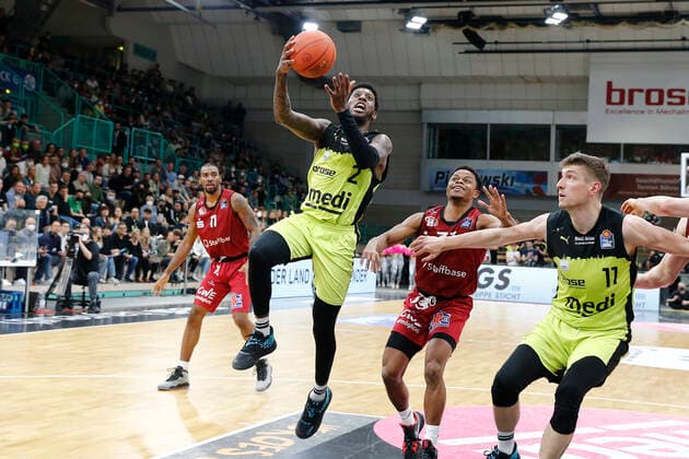 Basketball, BBL, medi Bayreuth - Chemnitz 99ers 30. Spieltag der easyCredit BBL Basketball Bundesliga in der Oberfrankenhalle in Bayreuth Saison 2021-2022 Medi Bayreuth gegen NINERS Chemnitz Sacar Anim ( Medi Bayreuth) -2- links Eric Washington (NINERS Chemnitz) -33- mitte