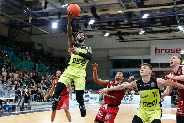 Basketball, BBL, medi Bayreuth - Chemnitz 99ers 30. Spieltag der easyCredit BBL Basketball Bundesliga in der Oberfrankenhalle in Bayreuth Saison 2021-2022 Medi Bayreuth gegen NINERS Chemnitz Sacar Anim ( Medi Bayreuth) -2- links Eric Washington (NINERS Chemnitz) -33- mitte