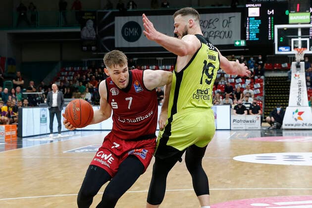 Basketball, BBL, medi Bayreuth - Chemnitz 99ers 30. Spieltag der easyCredit BBL Basketball Bundesliga in der Oberfrankenhalle in Bayreuth Saison 2021-2022 Medi Bayreuth gegen NINERS Chemnitz Martynas Sajus ( Medi Bayreuth) -19- rechts Jonas Richter (NINERS Chemnitz) -7- links