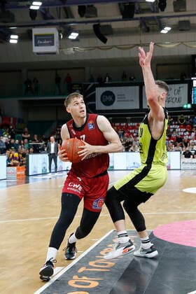 Basketball, BBL, medi Bayreuth - Chemnitz 99ers 30. Spieltag der easyCredit BBL Basketball Bundesliga in der Oberfrankenhalle in Bayreuth Saison 2021-2022 Medi Bayreuth gegen NINERS Chemnitz Martynas Sajus ( Medi Bayreuth) -19- rechts Jonas Richter (NINERS Chemnitz) -7- links