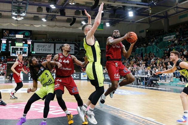 Basketball, BBL, medi Bayreuth - Chemnitz 99ers 30. Spieltag der easyCredit BBL Basketball Bundesliga in der Oberfrankenhalle in Bayreuth Saison 2021-2022 Medi Bayreuth gegen NINERS Chemnitz Martynas Sajus ( Medi Bayreuth) -19- links Frantz Massenat (NINERS Chemnitz) -15- rechts