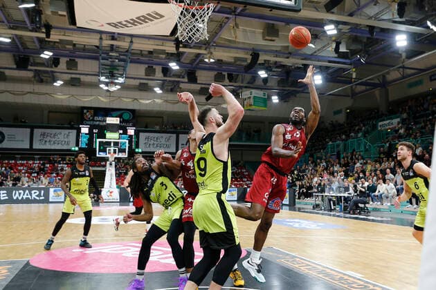 Sport Bilder des Tages Basketball, BBL, medi Bayreuth - Chemnitz 99ers 30. Spieltag der easyCredit BBL Basketball Bundesliga in der Oberfrankenhalle in Bayreuth Saison 2021-2022 Medi Bayreuth gegen NINERS Chemnitz Martynas Sajus ( Medi Bayreuth) -19- links Frantz Massenat (NINERS Chemnitz) -15- rechts