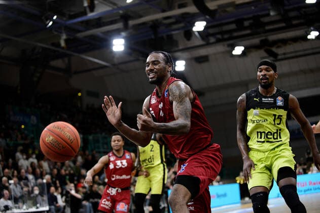 Isiaha Mike (11 Niners Chemnitz) rgert sich über einen Ballverlust medi Bayreuth vs Niners Chemnitz. Basketball, BBL, Saison 2021 2022, 30. Spieltag, 13.04.2022 medi Bayreuth vs Niners Chemnitz. Basketball, BBL, Saison 2021 2022, 30. Spieltag, 13.04.2022 Bayreuth Copyright: xEIBNER ErikxHillmerx EP_EHR