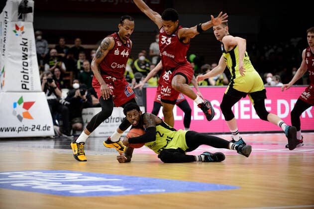 Sacar Anim (2 medi Bayreuth), Eric Washington (33 Niners Chemnitz) und Darion Atkins (44 Niners Chemnitz) kämpfen um den Ball medi Bayreuth vs Niners Chemnitz. Basketball, BBL, Saison 2021 2022, 30. Spieltag, 13.04.2022 medi Bayreuth vs Niners Chemnitz. Basketball, BBL, Saison 2021 2022, 30. Spieltag, 13.04.2022 Bayreuth Copyright: xEIBNER ErikxHillmerx EP_EHR