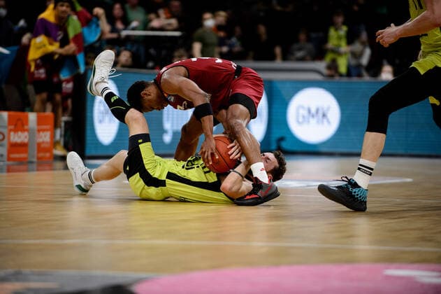 Bastian Doreth (10 medi Bayreuth) und Eric Washington (33 Niners Chemnitz) kämpfen um den Ball medi Bayreuth vs Niners Chemnitz. Basketball, BBL, Saison 2021 2022, 30. Spieltag, 13.04.2022 medi Bayreuth vs Niners Chemnitz. Basketball, BBL, Saison 2021 2022, 30. Spieltag, 13.04.2022 Bayreuth Copyright: xEIBNER ErikxHillmerx EP_EHR