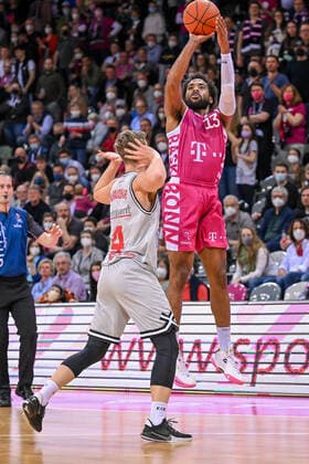 Basketball, BBL, Telekom Baskets Bonn - JobStairs Gießen 46ers easyCredit BBL, Telekom Baskets Bonn vs. JobStairs GIESSEN 46ers, 13.04.2022 Javontae Hawkins (Telekom Baskets Bonn, 13), Bjarne Kraushaar (JobStairs GIESSEN 46ers, 4), easyCredit BBL, Telekom Baskets Bonn vs. JobStairs GIESSEN 46ers am 13.04.2022 im Telekom Dome, Bonn (Nordrhein-Westfalen) Copyright: xBEAUTIFULxSPORTS Mueller-Laschetx