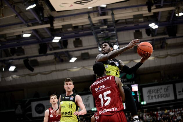 Sacar Anim (2 medi Bayreuth) setzt sich gegen Frantz Massenat (15 Niners Chemnitz) durch medi Bayreuth vs Niners Chemnitz. Basketball, BBL, Saison 2021 2022, 30. Spieltag, 13.04.2022 medi Bayreuth vs Niners Chemnitz. Basketball, BBL, Saison 2021 2022, 30. Spieltag, 13.04.2022 Bayreuth Copyright: xEIBNER ErikxHillmerx EP_EHR