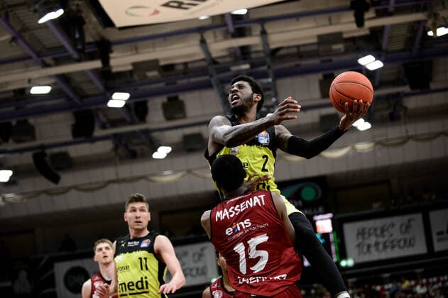 Sacar Anim (2 medi Bayreuth) setzt sich gegen Frantz Massenat (15 Niners Chemnitz) durch medi Bayreuth vs Niners Chemnitz. Basketball, BBL, Saison 2021 2022, 30. Spieltag, 13.04.2022 medi Bayreuth vs Niners Chemnitz. Basketball, BBL, Saison 2021 2022, 30. Spieltag, 13.04.2022 Bayreuth Copyright: xEIBNER ErikxHillmerx EP_EHR
