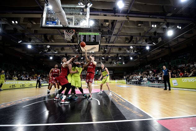 Terry Allen (15 medi Bayreuth) und Andreas Seiferth (11 medi Bayreuth) kämpfen mit Mindaugas SuÅ¡inskas Susinskas (29 Niners Chemnitz) und Jonas Richter (7 Niners Chemnitz) um den Ball medi Bayreuth vs Niners Chemnitz. Basketball, BBL, Saison 2021 2022, 30. Spieltag, 13.04.2022 medi Bayreuth vs Niners Chemnitz. Basketball, BBL, Saison 2021 2022, 30. Spieltag, 13.04.2022 Bayreuth Copyright: xEIBNER ErikxHillmerx EP_EHR