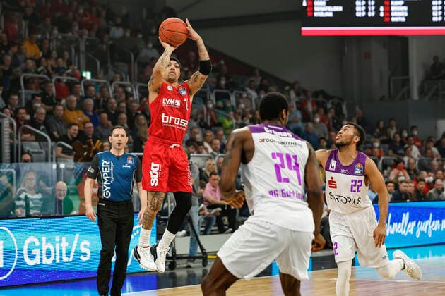 links Justin Robinson (Brose Bamberg, 12) rechts 22 Stephen Brown (BG Göttingen) Brose Bamberg - BG Göttingen Goettingen - easyCredit-BBL - Basketball Bundesliga Saison 2021 22 Spieltag 30, 13.04.2022 Bamberg, Brose Arena Foto: Daniel Löb Loeb Copyright: DanielxLöb