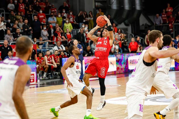 rechts Justin Robinson (Brose Bamberg, 12) Dreier mit Foul durch vorne 01 Jeremiah Martin (BG Göttingen) zum 88:87-Sieg für Bamberg Brose Bamberg - BG Göttingen Goettingen - easyCredit-BBL - Basketball Bundesliga Saison 2021 22 Spieltag 30, 13.04.2022 Bamberg, Brose Arena Foto: Daniel Löb Loeb Copyright: DanielxLöb