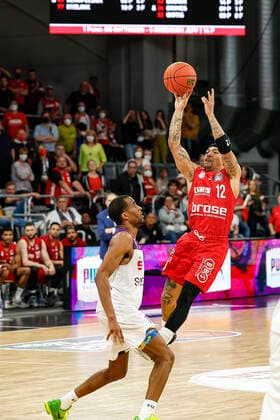 rechts Justin Robinson (Brose Bamberg, 12) Dreier mit Foul durch vorne 01 Jeremiah Martin (BG Göttingen) zum 88:87-Sieg für Bamberg Brose Bamberg - BG Göttingen Goettingen - easyCredit-BBL - Basketball Bundesliga Saison 2021 22 Spieltag 30, 13.04.2022 Bamberg, Brose Arena Foto: Daniel Löb Loeb Copyright: DanielxLöb