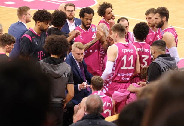 Basketball, BBL, Telekom Baskets Bonn - JobStairs Gießen 46ers Trainer Tuomas Iisalo mit Team Telekom Baskets Bonn vs. JobStairs GIESSEN 46ers easyCredit BBL 1. Bundesliga , Saison 2021 2022 , Hauptrunde 30. Spieltag