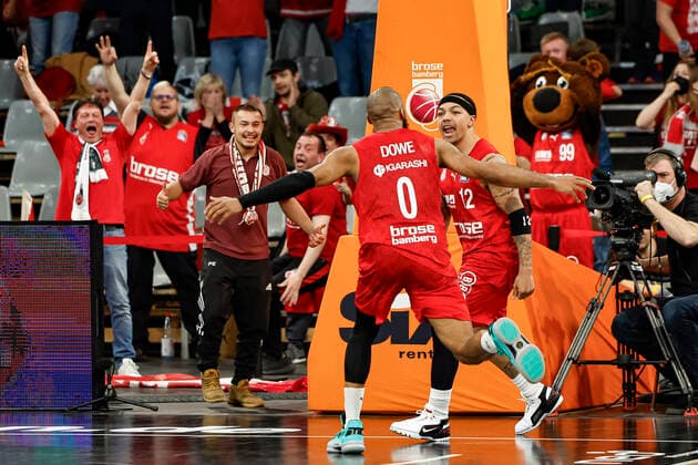 rechts Justin Robinson (Brose Bamberg, 12) jubelt nach seinem Dreier mit Bonusfreiwurf zum 88:87-Sieg für Bamberg links Chris Dowe (Brose Bamberg, 00) Brose Bamberg - BG Göttingen Goettingen - easyCredit-BBL - Basketball Bundesliga Saison 2021 22 Spieltag 30, 13.04.2022 Bamberg, Brose Arena Foto: Daniel Löb Loeb Copyright: DanielxLöb