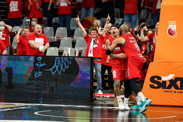links Justin Robinson (Brose Bamberg, 12) jubelt nach seinem Dreier mit Bonusfreiwurf zum 88:87-Sieg für Bamberg rechts Chris Dowe (Brose Bamberg, 00) Brose Bamberg - BG Göttingen Goettingen - easyCredit-BBL - Basketball Bundesliga Saison 2021 22 Spieltag 30, 13.04.2022 Bamberg, Brose Arena Foto: Daniel Löb Loeb Copyright: DanielxLöb