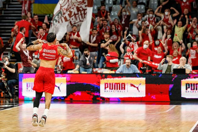 Sport Bilder des Tages Justin Robinson (Brose Bamberg, 12) jubelt nach seinem Dreier mit Bonusfreiwurf zum 88:87-Sieg für Bamberg Brose Bamberg - BG Göttingen Goettingen - easyCredit-BBL - Basketball Bundesliga Saison 2021 22 Spieltag 30, 13.04.2022 Bamberg, Brose Arena Foto: Daniel Löb Loeb Copyright: DanielxLöb