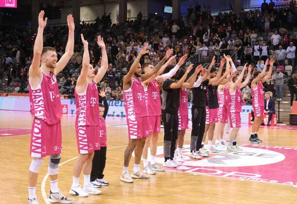 Sport Bilder des Tages Basketball, BBL, Telekom Baskets Bonn - JobStairs Gießen 46ers Jubel nach dem Sieg: Telekom Baskets Bonn vs. JobStairs GIESSEN 46ers easyCredit BBL 1. Bundesliga , Saison 2021 2022 , Hauptrunde 30. Spieltag