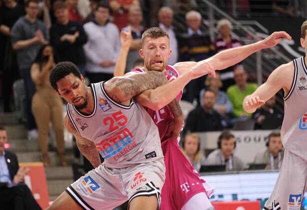 Basketball, BBL, Telekom Baskets Bonn - JobStairs Gießen 46ers Saulius Kulvietis Telekom Baskets Bonn vs. Phillip Fayne JobStairs GIESSEN 46ers easyCredit BBL 1. Bundesliga , Saison 2021 2022 , Hauptrunde 30. Spieltag