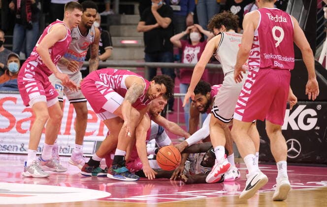 Basketball, BBL, Telekom Baskets Bonn - JobStairs Gießen 46ers Spieler kämpfen am Boden: Telekom Baskets Bonn vs. JobStairs GIESSEN 46ers easyCredit BBL 1. Bundesliga , Saison 2021 2022 , Hauptrunde 30. Spieltag