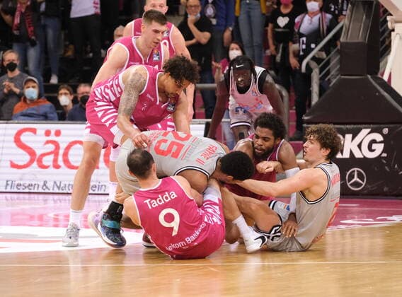 Basketball, BBL, Telekom Baskets Bonn - JobStairs Gießen 46ers Spieler kämpfen am Boden: Telekom Baskets Bonn vs. JobStairs GIESSEN 46ers easyCredit BBL 1. Bundesliga , Saison 2021 2022 , Hauptrunde 30. Spieltag
