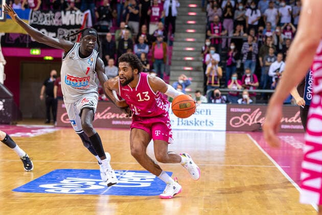 Basketball, BBL, Telekom Baskets Bonn - JobStairs Gießen 46ers Javontae Hawkins (Telekom Baskets Bonn, 13) GER, Telekom Baskets Bonn gegen JobStairs Giessen 46ers, Basketball, 1.Bundesliga, EASYCREDIT BBL, 30. Spieltag, Spielzeit 2021 22, 13.04.2022, Location: Telekom Dome in Bonn GER, Telekom Baskets Bonn gegen JobStairs Giessen 46ers, Basketball, 1.Bundesliga, EASYCREDIT BBL, 30. Spieltag, Spielzeit 2021 22, 13.04.2022, Location: Telekom Dome in Bonn Foto: Gerhard Wingender Bonn Copyright: xEibner-Pressefotox xGerhardxWingenderx EP_GWR