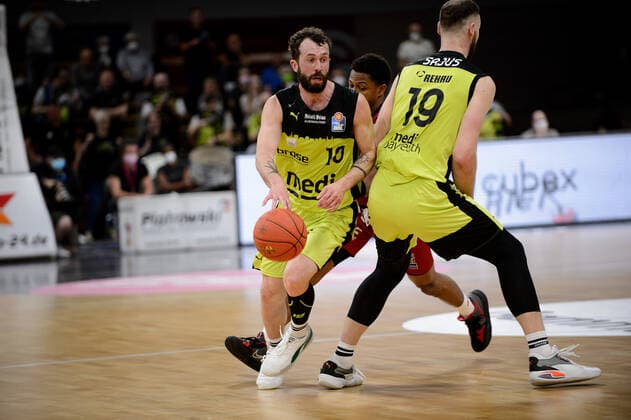 Bastian Doreth (10 medi Bayreuth) und Martynas Sajus (19 medi Bayreuth) gegen Eric Washington (33 Niners Chemnitz) medi Bayreuth vs Niners Chemnitz. Basketball, BBL, Saison 2021 2022, 30. Spieltag, 13.04.2022 medi Bayreuth vs Niners Chemnitz. Basketball, BBL, Saison 2021 2022, 30. Spieltag, 13.04.2022 Bayreuth Copyright: xEIBNER ErikxHillmerx EP_EHR