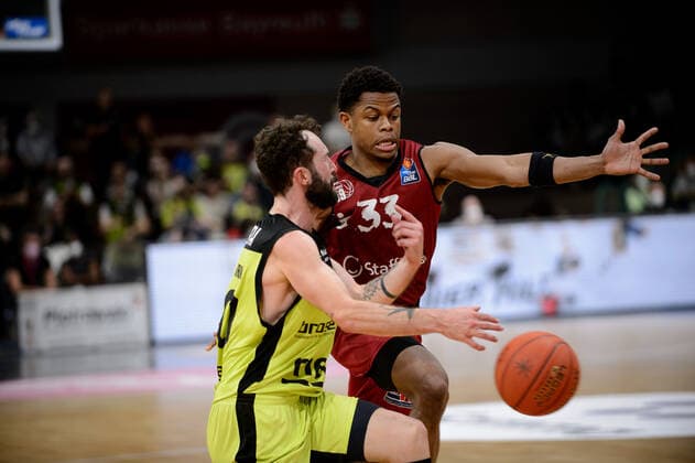 Eric Washington (33 Niners Chemnitz) versucht Bastian Doreth (10 medi Bayreuth) abzuschirmen medi Bayreuth vs Niners Chemnitz. Basketball, BBL, Saison 2021 2022, 30. Spieltag, 13.04.2022 medi Bayreuth vs Niners Chemnitz. Basketball, BBL, Saison 2021 2022, 30. Spieltag, 13.04.2022 Bayreuth Copyright: xEIBNER ErikxHillmerx EP_EHR