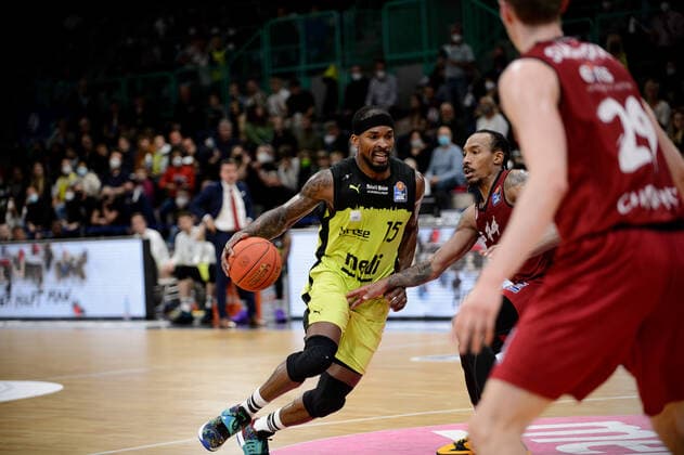 Terry Allen (15 medi Bayreuth) gegen Darion Atkins (44 Niners Chemnitz) und Mindaugas SuÅ¡inskas Susinskas (29 Niners Chemnitz) medi Bayreuth vs Niners Chemnitz. Basketball, BBL, Saison 2021 2022, 30. Spieltag, 13.04.2022 medi Bayreuth vs Niners Chemnitz. Basketball, BBL, Saison 2021 2022, 30. Spieltag, 13.04.2022 Bayreuth Copyright: xEIBNER ErikxHillmerx EP_EHR