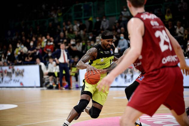 Terry Allen (15 medi Bayreuth) gegen Darion Atkins (44 Niners Chemnitz) und Mindaugas SuÅ¡inskas Susinskas (29 Niners Chemnitz) medi Bayreuth vs Niners Chemnitz. Basketball, BBL, Saison 2021 2022, 30. Spieltag, 13.04.2022 medi Bayreuth vs Niners Chemnitz. Basketball, BBL, Saison 2021 2022, 30. Spieltag, 13.04.2022 Bayreuth Copyright: xEIBNER ErikxHillmerx EP_EHR