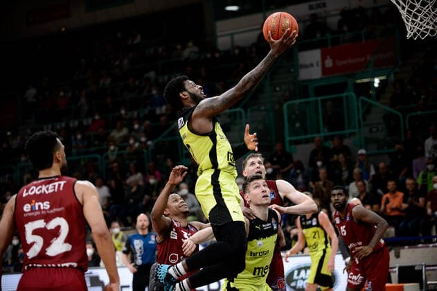 Sacar Anim (2 medi Bayreuth) und Andreas Seiferth (11 medi Bayreuth) gegen Jonas Richter (7 Niners Chemnitz) und Eric Washington (33 Niners Chemnitz) medi Bayreuth vs Niners Chemnitz. Basketball, BBL, Saison 2021 2022, 30. Spieltag, 13.04.2022 medi Bayreuth vs Niners Chemnitz. Basketball, BBL, Saison 2021 2022, 30. Spieltag, 13.04.2022 Bayreuth Copyright: xEIBNER ErikxHillmerx EP_EHR
