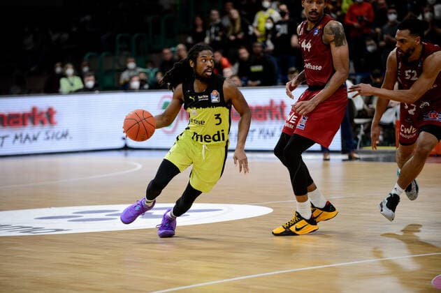 Marcus Thornton (3 medi Bayreuth) gegen Darion Atkins (44 Niners Chemnitz) und Trent Lockett (52 Niners Chemnitz) medi Bayreuth vs Niners Chemnitz. Basketball, BBL, Saison 2021 2022, 30. Spieltag, 13.04.2022 medi Bayreuth vs Niners Chemnitz. Basketball, BBL, Saison 2021 2022, 30. Spieltag, 13.04.2022 Bayreuth Copyright: xEIBNER ErikxHillmerx EP_EHR