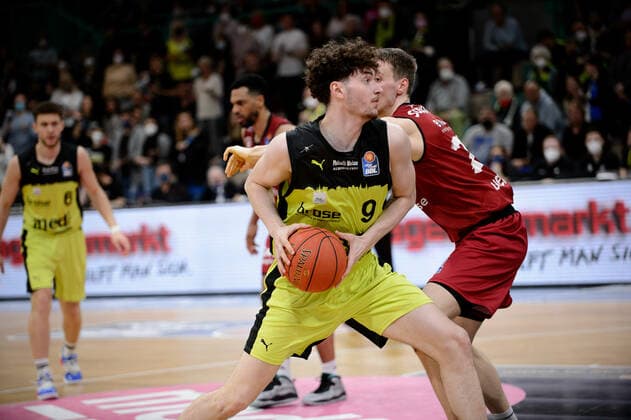 Kay Bruhnke (9 medi Bayreuth) gegen Mindaugas SuÅ¡inskas Susinskas (29 Niners Chemnitz) medi Bayreuth vs Niners Chemnitz. Basketball, BBL, Saison 2021 2022, 30. Spieltag, 13.04.2022 medi Bayreuth vs Niners Chemnitz. Basketball, BBL, Saison 2021 2022, 30. Spieltag, 13.04.2022 Bayreuth Copyright: xEIBNER ErikxHillmerx EP_EHR