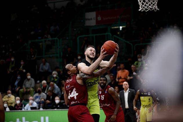 Martynas Sajus (19 medi Bayreuth) setzt sich gegen Darion Atkins (44 Niners Chemnitz) durch medi Bayreuth vs Niners Chemnitz. Basketball, BBL, Saison 2021 2022, 30. Spieltag, 13.04.2022 medi Bayreuth vs Niners Chemnitz. Basketball, BBL, Saison 2021 2022, 30. Spieltag, 13.04.2022 Bayreuth Copyright: xEIBNER ErikxHillmerx EP_EHR
