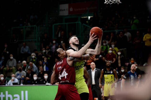 Martynas Sajus (19 medi Bayreuth) setzt sich gegen Darion Atkins (44 Niners Chemnitz) durch medi Bayreuth vs Niners Chemnitz. Basketball, BBL, Saison 2021 2022, 30. Spieltag, 13.04.2022 medi Bayreuth vs Niners Chemnitz. Basketball, BBL, Saison 2021 2022, 30. Spieltag, 13.04.2022 Bayreuth Copyright: xEIBNER ErikxHillmerx EP_EHR