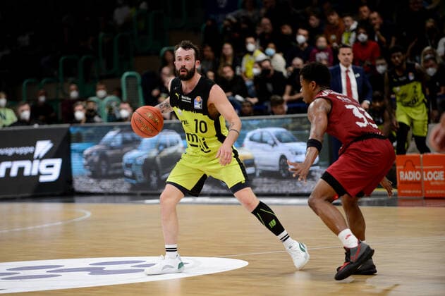 Bastian Doreth (10 medi Bayreuth) gegen Eric Washington (33 Niners Chemnitz) medi Bayreuth vs Niners Chemnitz. Basketball, BBL, Saison 2021 2022, 30. Spieltag, 13.04.2022 medi Bayreuth vs Niners Chemnitz. Basketball, BBL, Saison 2021 2022, 30. Spieltag, 13.04.2022 Bayreuth Copyright: xEIBNER ErikxHillmerx EP_EHR