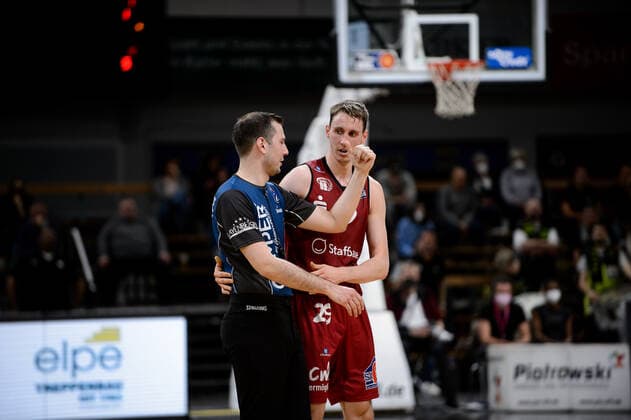 Mindaugas SuÅ¡inskas Susinskas (29 Niners Chemnitz) diskutiert mit Schiedsrichter Armin Mutapcic medi Bayreuth vs Niners Chemnitz. Basketball, BBL, Saison 2021 2022, 30. Spieltag, 13.04.2022 medi Bayreuth vs Niners Chemnitz. Basketball, BBL, Saison 2021 2022, 30. Spieltag, 13.04.2022 Bayreuth Copyright: xEIBNER ErikxHillmerx EP_EHR