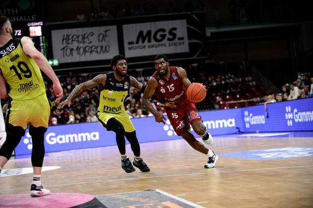 Frantz Massenat (15 Niners Chemnitz) zieht zum Korb gegen Sacar Anim (2 medi Bayreuth) medi Bayreuth vs Niners Chemnitz. Basketball, BBL, Saison 2021 2022, 30. Spieltag, 13.04.2022 medi Bayreuth vs Niners Chemnitz. Basketball, BBL, Saison 2021 2022, 30. Spieltag, 13.04.2022 Bayreuth Copyright: xEIBNER ErikxHillmerx EP_EHR