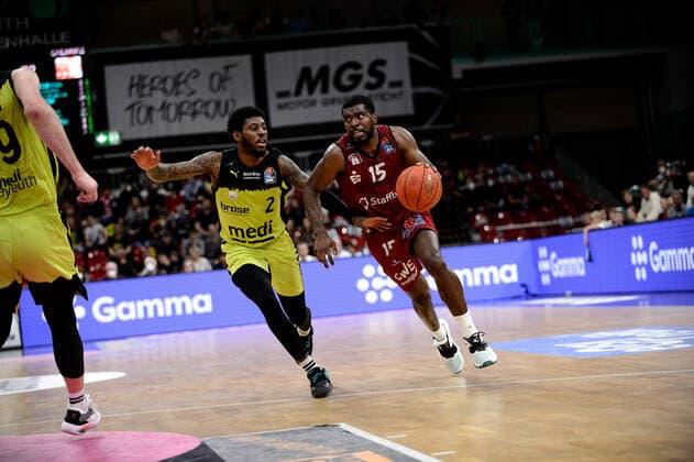 Frantz Massenat (15 Niners Chemnitz) zieht zum Korb gegen Sacar Anim (2 medi Bayreuth) medi Bayreuth vs Niners Chemnitz. Basketball, BBL, Saison 2021 2022, 30. Spieltag, 13.04.2022 medi Bayreuth vs Niners Chemnitz. Basketball, BBL, Saison 2021 2022, 30. Spieltag, 13.04.2022 Bayreuth Copyright: xEIBNER ErikxHillmerx EP_EHR
