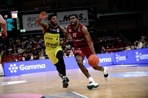 Frantz Massenat (15 Niners Chemnitz) zieht zum Korb gegen Sacar Anim (2 medi Bayreuth) medi Bayreuth vs Niners Chemnitz. Basketball, BBL, Saison 2021 2022, 30. Spieltag, 13.04.2022 medi Bayreuth vs Niners Chemnitz. Basketball, BBL, Saison 2021 2022, 30. Spieltag, 13.04.2022 Bayreuth Copyright: xEIBNER ErikxHillmerx EP_EHR