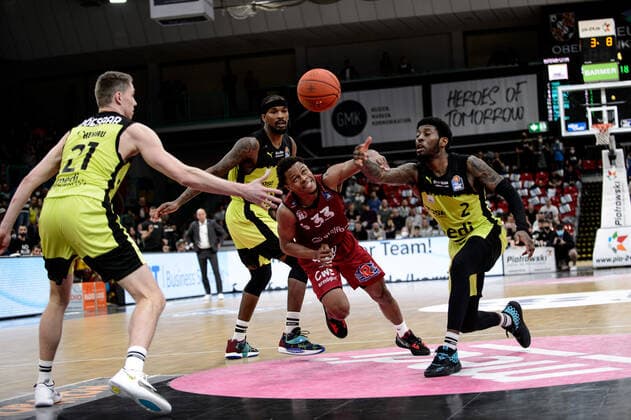 Eric Washington (33 Niners Chemnitz) kämpft mit Sacar Anim (2 medi Bayreuth), Terry Allen (15 medi Bayreuth) und Janari Joesaar Joesaar (21 medi Bayreuth) um den Ball medi Bayreuth vs Niners Chemnitz. Basketball, BBL, Saison 2021 2022, 30. Spieltag, 13.04.2022 medi Bayreuth vs Niners Chemnitz. Basketball, BBL, Saison 2021 2022, 30. Spieltag, 13.04.2022 Bayreuth Copyright: xEIBNER ErikxHillmerx EP_EHR